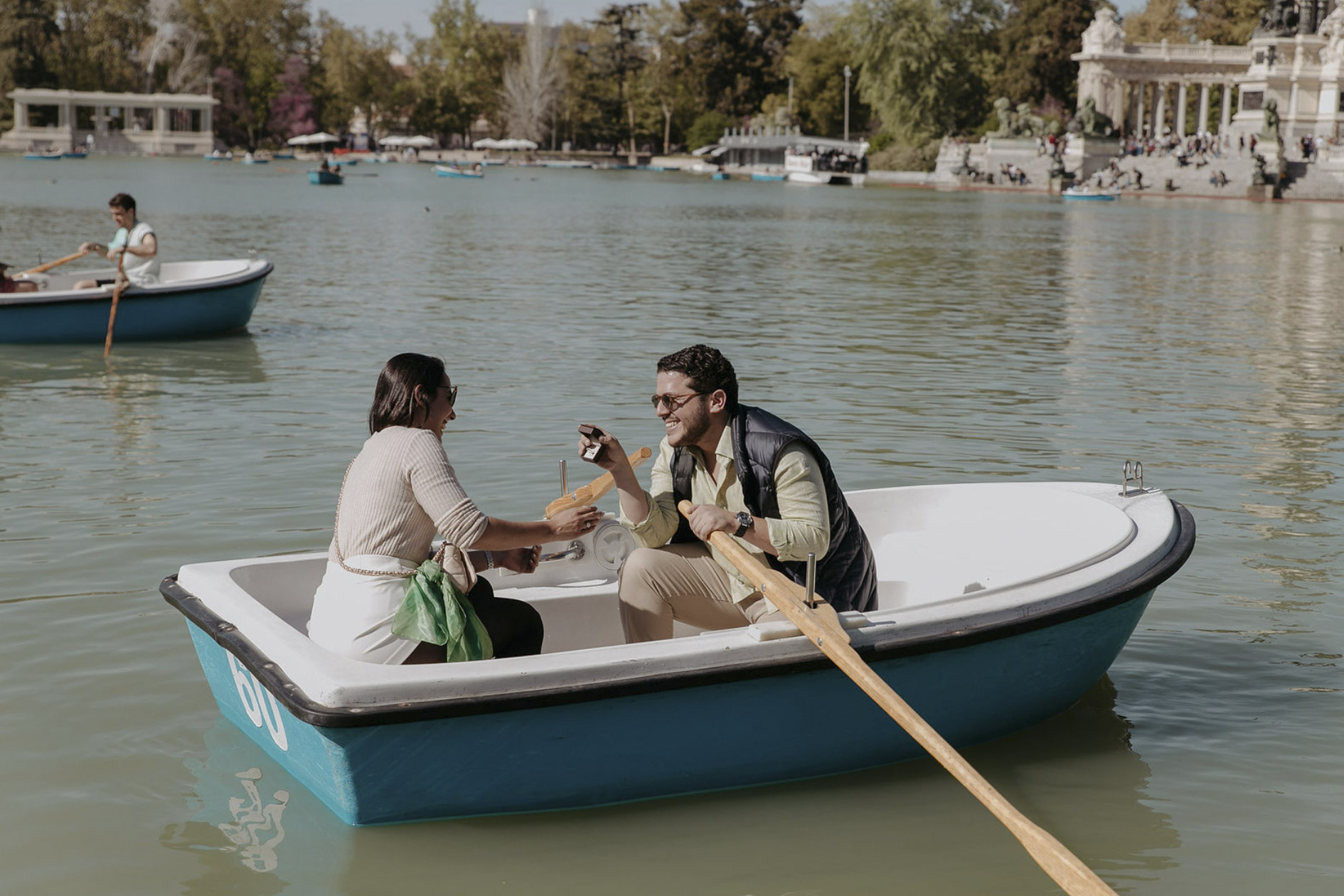 propuesta de matrimonio en las barcas del retiro, madrid
